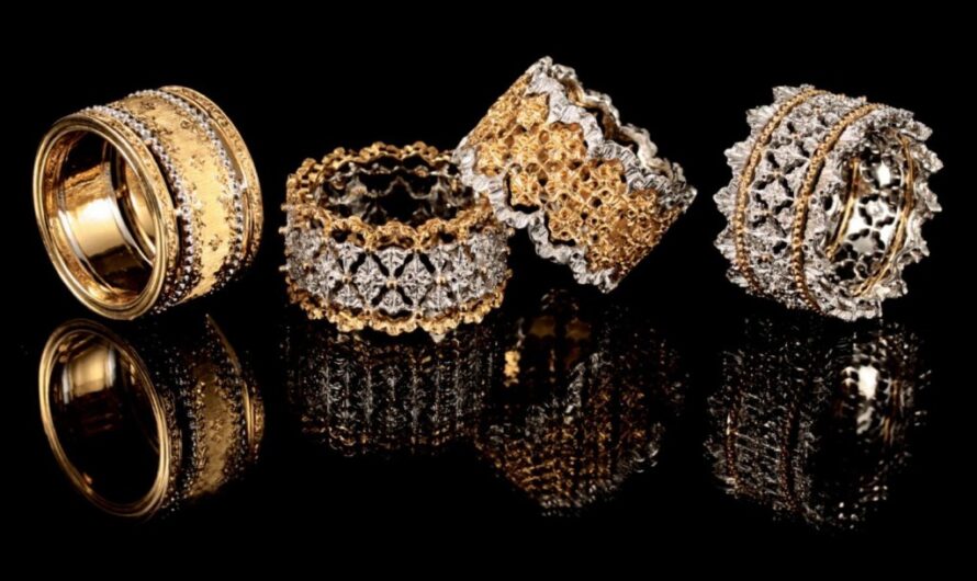 The Luxury Jewelry Experience: From Showrooms to Online Platforms